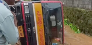 പന്തളം കടയ്ക്കാട് നഗരസഭയുടെ ലോറി തോട്ടിലേക്ക് മറിഞ്ഞു