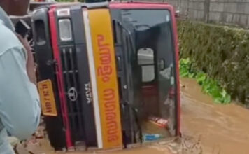 പന്തളം കടയ്ക്കാട് നഗരസഭയുടെ ലോറി തോട്ടിലേക്ക് മറിഞ്ഞു