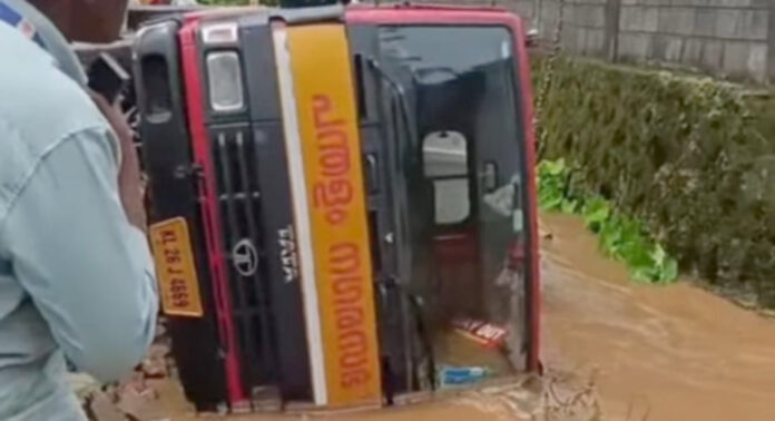 പന്തളം കടയ്ക്കാട് നഗരസഭയുടെ ലോറി തോട്ടിലേക്ക് മറിഞ്ഞു പന്തളം കടയ്ക്കാട് നഗരസഭയുടെ ലോറി തോട്ടിലേക്ക് മറിഞ്ഞു