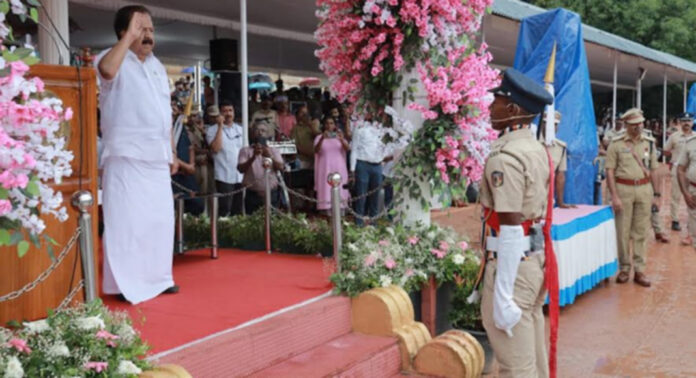 സമൂഹത്തിന് മാതൃകയാകാന് പോലീസിന് കഴിയണം : മന്ത്രി രമേശ് ചെന്നിത്തല സമൂഹത്തിന് മാതൃകയാകാന് പോലീസിന് കഴിയണം : മന്ത്രി രമേശ് ചെന്നിത്തല