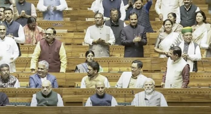 നാടകീയതകള്ക്കും പ്രതിപക്ഷ പ്രതിഷേധങ്ങൾക്കുമൊടുവിൽ സഭയിലെത്തി അമിത് ഷായും മോദിയും നാടകീയതകള്ക്കും പ്രതിപക്ഷ പ്രതിഷേധങ്ങൾക്കുമൊടുവിൽ സഭയിലെത്തി അമിത് ഷായും മോദിയും