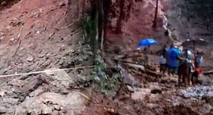 കനത്ത മഴ : ഇടുക്കിയിലും കോട്ടയത്തും മണ്ണിടിച്ചിലിൽ മരണം ; പത്തനംതിട്ടയിലും വ്യാപക നാശനഷ്ടം കനത്ത മഴ : ഇടുക്കിയിലും കോട്ടയത്തും മണ്ണിടിച്ചിലിൽ മരണം ; പത്തനംതിട്ടയിലും വ്യാപക നാശനഷ്ടം