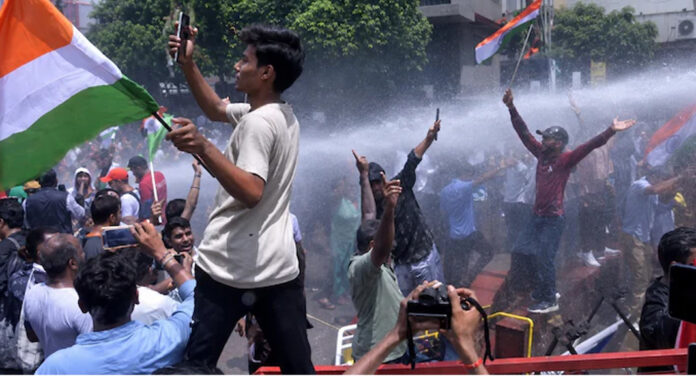 ബിഹാർ പരീക്ഷാ വിവാദം : പട്നയിൽ ഉദ്യോഗാർഥികളുടെ പ്രതിഷേധ മാർച്ചിനിടയിൽ പോലീസുമായി ഏറ്റുമുട്ടൽ ബിഹാർ പരീക്ഷാ വിവാദം : പട്നയിൽ ഉദ്യോഗാർഥികളുടെ പ്രതിഷേധ മാർച്ചിനിടയിൽ പോലീസുമായി ഏറ്റുമുട്ടൽ