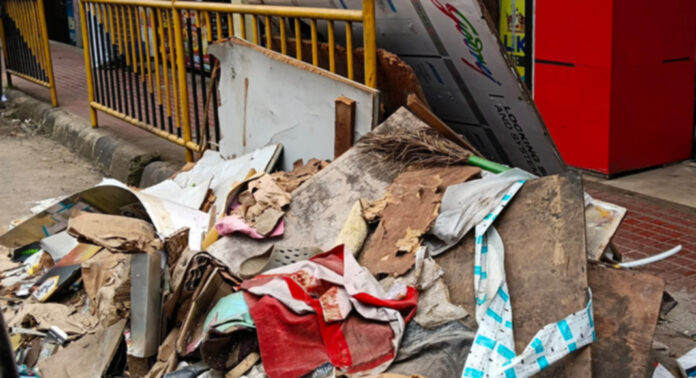പ്രളയം കഴിഞ്ഞിട്ട് മൂന്നാഴ്ച : ഇട്ടിയപ്പാറ ടൗണിൽ മാലിന്യക്കൂമ്പാരം ചീഞ്ഞുനാറുന്നു പ്രളയം കഴിഞ്ഞിട്ട് മൂന്നാഴ്ച : ഇട്ടിയപ്പാറ ടൗണിൽ മാലിന്യക്കൂമ്പാരം ചീഞ്ഞുനാറുന്നു