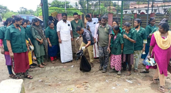 പഴവങ്ങാടി ഗ്രാമ പഞ്ചായത്തിന്റെ എം.സി.എഫിൽ നിന്നും പെരുമ്പാമ്പിനെ പിടികൂടി പഴവങ്ങാടി ഗ്രാമ പഞ്ചായത്തിന്റെ എം.സി.എഫിൽ നിന്നും പെരുമ്പാമ്പിനെ പിടികൂടി