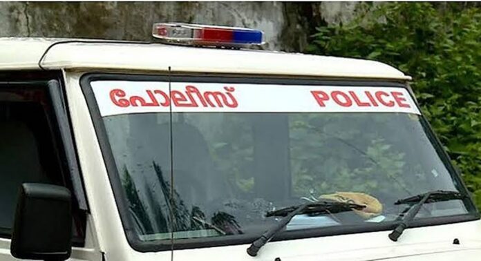 ചേർത്തലയിൽ യുവാവിനെ നടുറോഡിൽ വളഞ്ഞിട്ട് തല്ലിയ സംഭവം ; പ്രതികളെ പോലീസ് അറസ്റ്റ് ചെയ്യുന്നില്ല എന്ന് പരാതി ചേർത്തലയിൽ യുവാവിനെ നടുറോഡിൽ വളഞ്ഞിട്ട് തല്ലിയ സംഭവം ; പ്രതികളെ പോലീസ് അറസ്റ്റ് ചെയ്യുന്നില്ല എന്ന് പരാതി