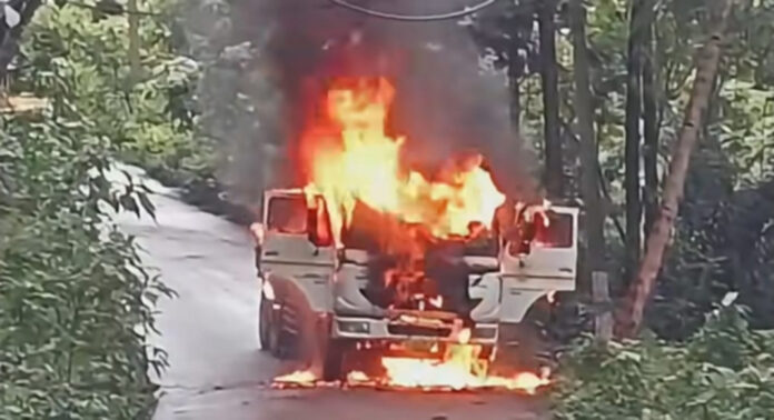 കലഞ്ഞൂര് പോത്തുപാറയില് ലോഡ് കയറ്റി വന്ന ടോറസ് ലോറിക്ക് തീ പിടിച്ചു : വാഹനം പൂര്ണമായി കത്തി നശിച്ചു കലഞ്ഞൂര് പോത്തുപാറയില് ലോഡ് കയറ്റി വന്ന ടോറസ് ലോറിക്ക് തീ പിടിച്ചു : വാഹനം പൂര്ണമായി കത്തി നശിച്ചു