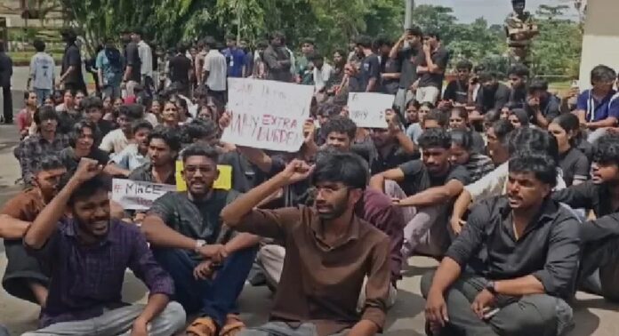 എൻജിനീയറിങ് കോളേജിൽ വിദ്യാർഥി ജീവനൊടുക്കിയ സംഭവം : പ്രതിഷേധവുമായി സഹപാഠികൾ എൻജിനീയറിങ് കോളേജിൽ വിദ്യാർഥി ജീവനൊടുക്കിയ സംഭവം : പ്രതിഷേധവുമായി സഹപാഠികൾ