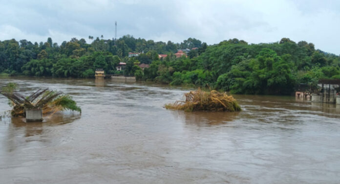 രക്ഷാപ്രവർത്തനത്തിനിടെ പുഴയിലെ കുത്തൊഴുക്കിൽപ്പെട്ട് കാണാതായ യുവാവിനായി തിരച്ചിൽ ഊർജിതം രക്ഷാപ്രവർത്തനത്തിനിടെ പുഴയിലെ കുത്തൊഴുക്കിൽപ്പെട്ട് കാണാതായ യുവാവിനായി തിരച്ചിൽ ഊർജിതം