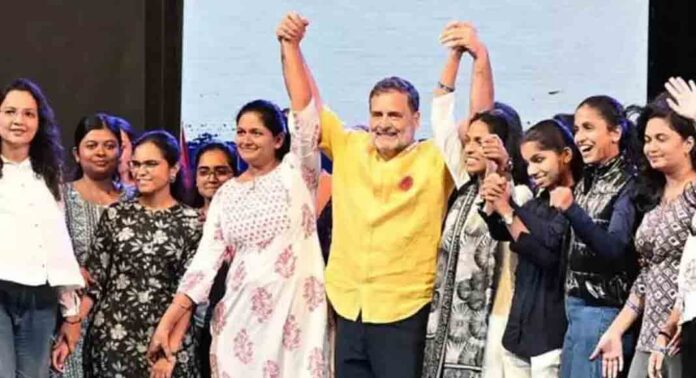 70 കോടി സ്ത്രീകൾ രാജ്യത്തിന്റെ കരുത്ത് ; മനുസ്മൃതിയിലെ പരാമർശങ്ങൾ ലജ്ജാകരം : രാഹുൽ ഗാന്ധി 70 കോടി സ്ത്രീകൾ രാജ്യത്തിന്റെ കരുത്ത് ; മനുസ്മൃതിയിലെ പരാമർശങ്ങൾ ലജ്ജാകരം : രാഹുൽ ഗാന്ധി
