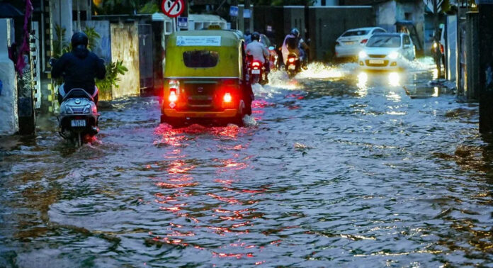 കനത്ത മഴയും വെള്ളപ്പൊക്കവും : സംസ്ഥാനത്തെ നാശനഷ്ടങ്ങൾ ഇന്ന് മന്ത്രിസഭാ യോഗം വിലയിരുത്തും കനത്ത മഴയും വെള്ളപ്പൊക്കവും : സംസ്ഥാനത്തെ നാശനഷ്ടങ്ങൾ ഇന്ന് മന്ത്രിസഭാ യോഗം വിലയിരുത്തും