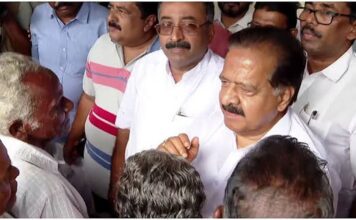 തിരുവല്ലയിലെ ദുരിതാശ്വാസ ക്യാമ്പ് സന്ദർശിച്ച ആഭ്യന്തര മന്ത്രി രമേശ് ചെന്നിത്തല