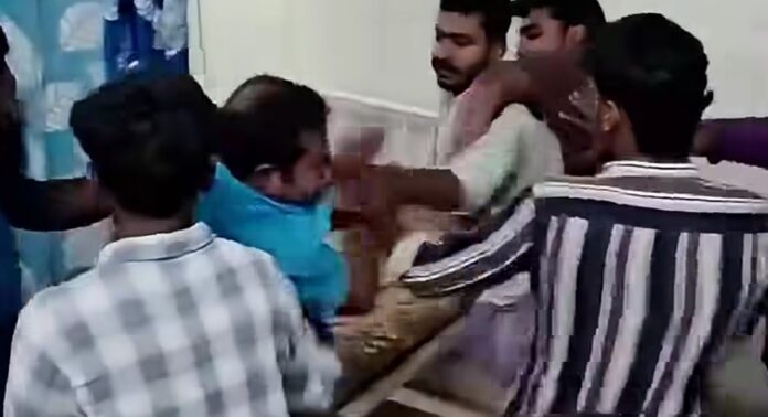 റാന്നി താലൂക്ക് ആശുപത്രിയിൽ സെക്യൂരിറ്റി ജീവനക്കാരന് മർദ്ദനം ; അഞ്ചംഗ സംഘം പിടിയിൽ റാന്നി താലൂക്ക് ആശുപത്രിയിൽ സെക്യൂരിറ്റി ജീവനക്കാരന് മർദ്ദനം ; അഞ്ചംഗ സംഘം പിടിയിൽ