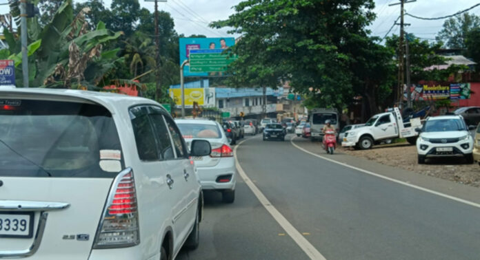ഓണത്തിരക്കിൽ ശ്വാസംമുട്ടി റാന്നി : ഗതാഗതക്കുരുക്ക് രൂക്ഷം ഓണത്തിരക്കിൽ ശ്വാസംമുട്ടി റാന്നി : ഗതാഗതക്കുരുക്ക് രൂക്ഷം