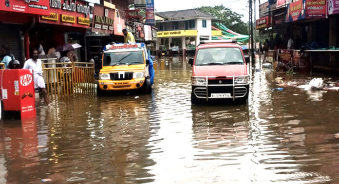 പമ്പാനദി കവിഞ്ഞൊഴുകുന്നു : റാന്നി മാമുക്കിലും ഇട്ടിയപ്പാറയിലും ചെത്തോങ്കരയിലും വെള്ളം കയറി – ഗതാഗതം നിലച്ചു പമ്പാനദി കവിഞ്ഞൊഴുകുന്നു : റാന്നി മാമുക്കിലും ഇട്ടിയപ്പാറയിലും ചെത്തോങ്കരയിലും വെള്ളം കയറി – ഗതാഗതം നിലച്ചു