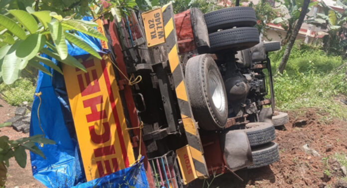 അങ്ങാടിക്കലില് സപ്ലെക്കോയുടെ ലോഡുമായി പോയ ലോറി മറിഞ്ഞു : ആര്ക്കും പരിക്കില്ല അങ്ങാടിക്കലില് സപ്ലെക്കോയുടെ ലോഡുമായി പോയ ലോറി മറിഞ്ഞു : ആര്ക്കും പരിക്കില്ല
