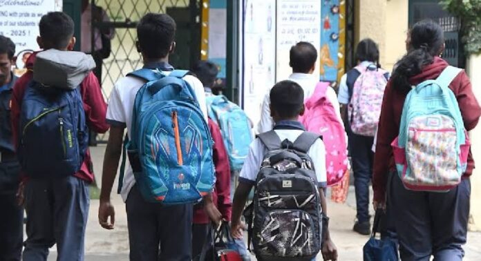ഓണാവധി കഴിഞ്ഞു , സംസ്ഥാനത്ത് സ്കൂളുകൾ നാളെ തുറക്കും ഓണാവധി കഴിഞ്ഞു , സംസ്ഥാനത്ത് സ്കൂളുകൾ നാളെ തുറക്കും