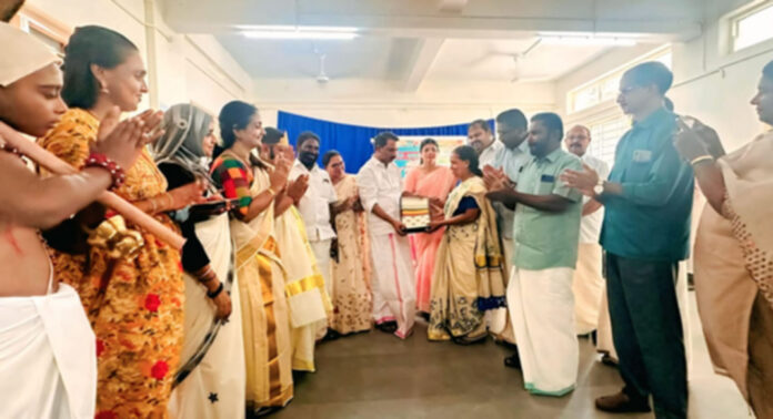 ‘സ്കൂളമ്മയ്ക്ക് ഓണപ്പുടവ’ : ജില്ലാതല ഉദ്ഘാടനം നടന്നു ‘സ്കൂളമ്മയ്ക്ക് ഓണപ്പുടവ’ : ജില്ലാതല ഉദ്ഘാടനം നടന്നു