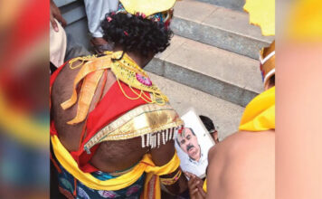 കേരള സർവകലാശാലയിൽ വേറിട്ട പ്രതിഷേധവുമായി എസ് എഫ് ഐ ; വൈസ് ചാൻസലറെ ചവിട്ടിത്താഴ്ത്തി ‘മഹാബലിമാർ’