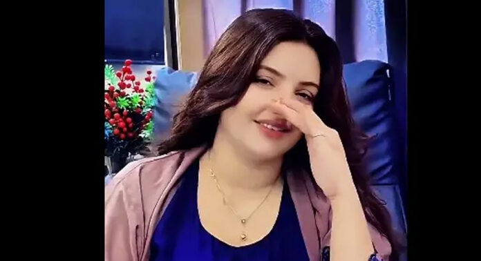 പാകിസ്ഥാനിൽ കാറിൽ സഞ്ചരിച്ച ടിക്ടോക് താരത്തെ അജ്ഞാതർ തടഞ്ഞു നിർത്തി വെടിവെച്ചുകൊന്നു പാകിസ്ഥാനിൽ കാറിൽ സഞ്ചരിച്ച ടിക്ടോക് താരത്തെ അജ്ഞാതർ തടഞ്ഞു നിർത്തി വെടിവെച്ചുകൊന്നു