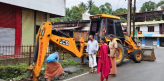 ഓമല്ലൂര് പുത്തന്പീടിക ഷട്ടര് ജംഗ്ഷനിലെ ഓടകള് വൃത്തിയാക്കി : വെള്ളക്കെട്ട് ഭീഷണി ഒഴിഞ്ഞു