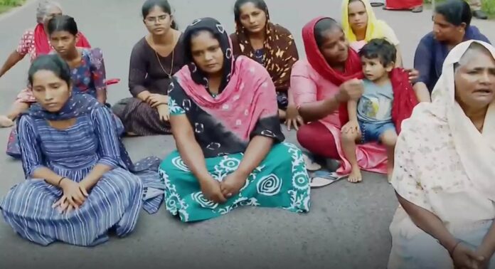 മുതലപ്പൊഴിയില് കാണാതായ ഷിജിനെ കണ്ടെത്താന് തിരച്ചില് ഊര്ജിതമാക്കണമെന്ന ആവശ്യവുമായി കുടുംബം പ്രതിഷേധത്തില് മുതലപ്പൊഴിയില് കാണാതായ ഷിജിനെ കണ്ടെത്താന് തിരച്ചില് ഊര്ജിതമാക്കണമെന്ന ആവശ്യവുമായി കുടുംബം പ്രതിഷേധത്തില്