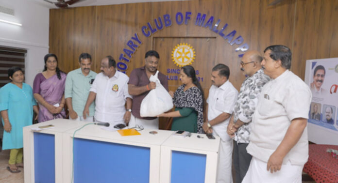 വെള്ളപ്പൊക്ക ദുരിത ബാധിതര്ക്ക് കൈത്താങ്ങായി മല്ലപ്പള്ളി റോട്ടറി കബ്ബ് വെള്ളപ്പൊക്ക ദുരിത ബാധിതര്ക്ക് കൈത്താങ്ങായി മല്ലപ്പള്ളി റോട്ടറി കബ്ബ്