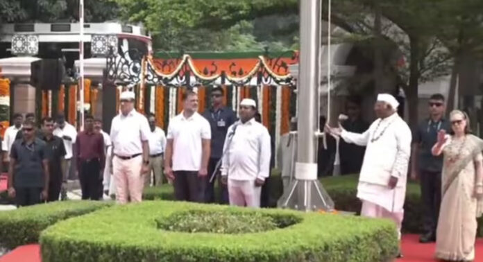 കോൺഗ്രസ് ആസ്ഥാനത്തെ വന്ദേമാതര വിവാദം : സോണിയ ഗാന്ധിക്കെതിരെ ബിജെപി നീക്കം കോൺഗ്രസ് ആസ്ഥാനത്തെ വന്ദേമാതര വിവാദം : സോണിയ ഗാന്ധിക്കെതിരെ ബിജെപി നീക്കം