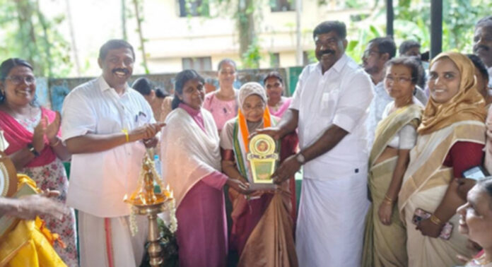 അക്ഷര വെളിച്ചം പകർന്ന 55 വർഷങ്ങൾ : സുഹറാബീവിക്ക് ആദരവ് നല്കി അക്ഷര വെളിച്ചം പകർന്ന 55 വർഷങ്ങൾ : സുഹറാബീവിക്ക് ആദരവ് നല്കി