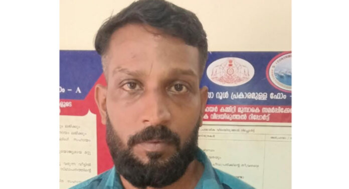 മധ്യവയസ്കനെ വെട്ടിക്കൊലപ്പെടുത്താൻ ശ്രമം : പ്രതി പിടിയിൽ മധ്യവയസ്കനെ വെട്ടിക്കൊലപ്പെടുത്താൻ ശ്രമം : പ്രതി പിടിയിൽ
