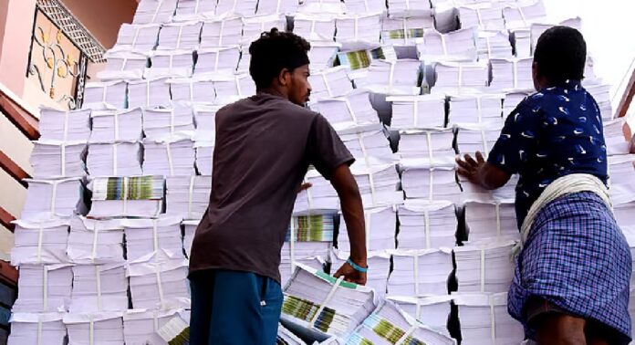 ഒന്നു മുതൽ 10 വരെയുള്ള പാഠപുസ്തകങ്ങൾ മാറില്ല; 2027-28ലും നിലവിലെ പുസ്തകങ്ങൾ തന്നെ ഒന്നു മുതൽ 10 വരെയുള്ള പാഠപുസ്തകങ്ങൾ മാറില്ല; 2027-28ലും നിലവിലെ പുസ്തകങ്ങൾ തന്നെ