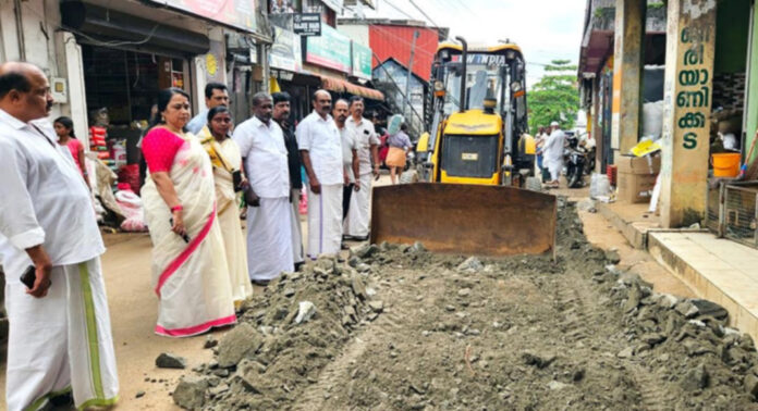 തകര്ച്ച നേരിട്ട പഴയ ബസ് സ്റ്റാന്റ് – തൈക്കാവ് സ്കൂൾ റോഡ് സഞ്ചാരയോഗ്യമാക്കി നഗരസഭയും വ്യാപാരി വ്യവസായി ഏകോപന സമിതിയും തകര്ച്ച നേരിട്ട പഴയ ബസ് സ്റ്റാന്റ് – തൈക്കാവ് സ്കൂൾ റോഡ് സഞ്ചാരയോഗ്യമാക്കി നഗരസഭയും വ്യാപാരി വ്യവസായി ഏകോപന സമിതിയും