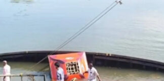ദേവസ്വം ബോർഡിന്റെ അനാസ്ഥ ; അറ്റകുറ്റപ്പണിയില്ല, പുതിയ തിരുവോണത്തോണി മുങ്ങി