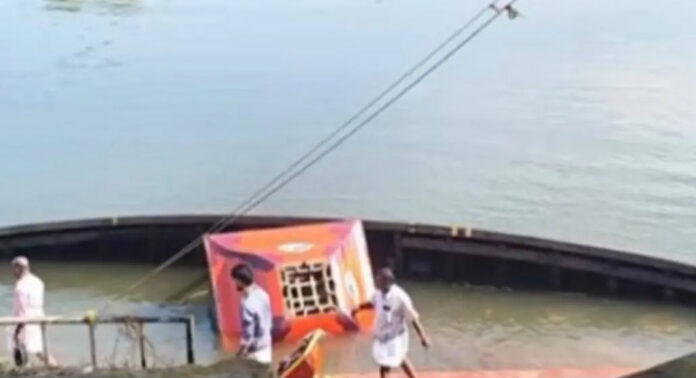 ദേവസ്വം ബോർഡിന്റെ അനാസ്ഥ ; അറ്റകുറ്റപ്പണിയില്ല, പുതിയ തിരുവോണത്തോണി മുങ്ങി ദേവസ്വം ബോർഡിന്റെ അനാസ്ഥ ; അറ്റകുറ്റപ്പണിയില്ല, പുതിയ തിരുവോണത്തോണി മുങ്ങി