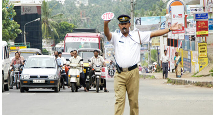 പണം സ്വീകരിക്കുന്ന പോർട്ടൽ പണിമുടക്കി ; ഗതാഗത നിയമ ലംഘനത്തിന് പിഴയടക്കാൻ കഴിയാതെ വാഹന ഉടമകൾ പണം സ്വീകരിക്കുന്ന പോർട്ടൽ പണിമുടക്കി ; ഗതാഗത നിയമ ലംഘനത്തിന് പിഴയടക്കാൻ കഴിയാതെ വാഹന ഉടമകൾ
