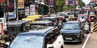 ഓണമെത്തും മുൻപേ കോഴിക്കോട് നഗരത്തിൽ വൻ ഗതാഗതക്കുരുക്ക്