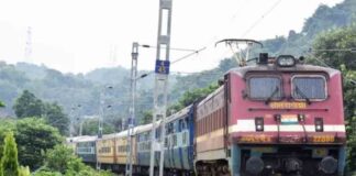 ട്രെയിനിലെ ബെർത്തിൽ വിലക്ക് കൊളുത്തി പ്രാർഥന ; യാത്രക്കാരനെ തീവണ്ടിയിൽനിന്ന് ഇറക്കിവിട്ടു