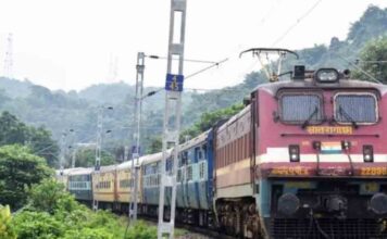 ട്രെയിനിലെ ബെർത്തിൽ വിലക്ക് കൊളുത്തി പ്രാർഥന ; യാത്രക്കാരനെ തീവണ്ടിയിൽനിന്ന് ഇറക്കിവിട്ടു