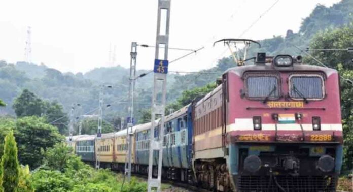 ട്രെയിനിലെ ബെർത്തിൽ വിലക്ക് കൊളുത്തി പ്രാർഥന ; യാത്രക്കാരനെ തീവണ്ടിയിൽനിന്ന് ഇറക്കിവിട്ടു ട്രെയിനിലെ ബെർത്തിൽ വിലക്ക് കൊളുത്തി പ്രാർഥന ; യാത്രക്കാരനെ തീവണ്ടിയിൽനിന്ന് ഇറക്കിവിട്ടു