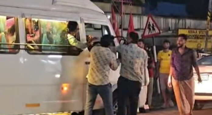 കോന്നിയില് നിന്നും കൊട്ടാരക്കരയിലെ വിവാഹത്തില് പങ്കെടുത്ത് മടങ്ങിയ സംഘത്തിനു നേരെ മദ്യപസംഘത്തിന്റെ ആക്രമണം കോന്നിയില് നിന്നും കൊട്ടാരക്കരയിലെ വിവാഹത്തില് പങ്കെടുത്ത് മടങ്ങിയ സംഘത്തിനു നേരെ മദ്യപസംഘത്തിന്റെ ആക്രമണം