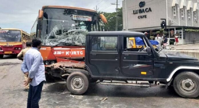 തിരുവനന്തപുരത്തേക്ക് പോകുകയായിരുന്നു കെഎസ്ആർടിസി ബസ് റെയിൽവേ സ്റ്റേഷനു മുന്നിൽ വെച്ച് ജീപ്പുമായി കൂട്ടിയിടിച്ചു തിരുവനന്തപുരത്തേക്ക് പോകുകയായിരുന്നു കെഎസ്ആർടിസി ബസ് റെയിൽവേ സ്റ്റേഷനു മുന്നിൽ വെച്ച് ജീപ്പുമായി കൂട്ടിയിടിച്ചു