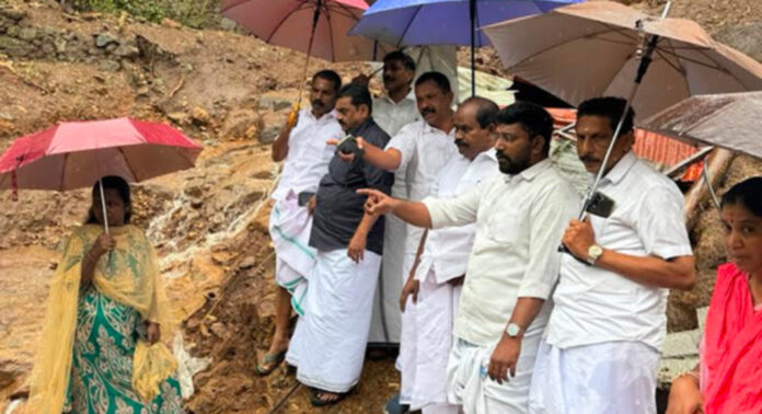 കൊക്കാത്തോട്ടില് ഉരുള്പൊട്ടലുണ്ടായ സ്ഥലം ജില്ലാ കോണ്ഗ്രസ് കമ്മിറ്റി സന്ദര്ശിച്ചു കൊക്കാത്തോട്ടില് ഉരുള്പൊട്ടലുണ്ടായ സ്ഥലം ജില്ലാ കോണ്ഗ്രസ് കമ്മിറ്റി സന്ദര്ശിച്ചു