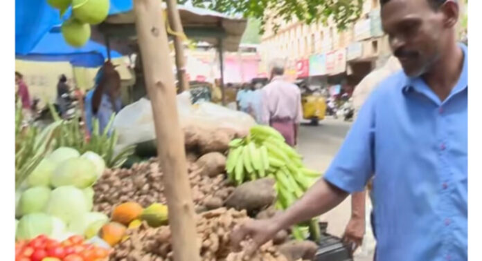 ഉത്രാടപ്പാച്ചിലില് ജനങ്ങള് : സാധനങ്ങള്ക്ക് പൊള്ളുന്ന വില ഉത്രാടപ്പാച്ചിലില് ജനങ്ങള് : സാധനങ്ങള്ക്ക് പൊള്ളുന്ന വില