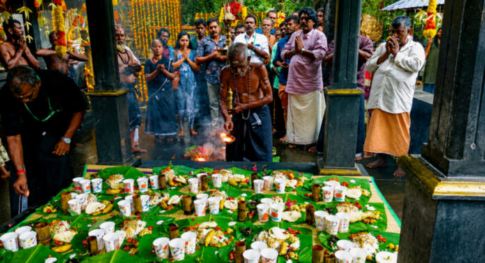 കല്ലേലി കാവിൽ ഉത്രാടപ്പൂയൽ സമർപ്പിച്ചു കല്ലേലി കാവിൽ ഉത്രാടപ്പൂയൽ സമർപ്പിച്ചു