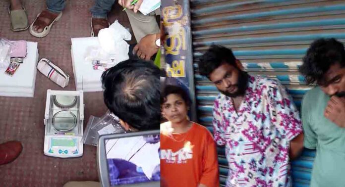 പാലക്കാട് വൻ ലഹരിവേട്ട ; ഒരു കോടിയുടെ ലഹരിയുമായി ദമ്പതികളടക്കം മൂന്ന് പേര് പിടിയില് പാലക്കാട് വൻ ലഹരിവേട്ട ; ഒരു കോടിയുടെ ലഹരിയുമായി ദമ്പതികളടക്കം മൂന്ന് പേര് പിടിയില്
