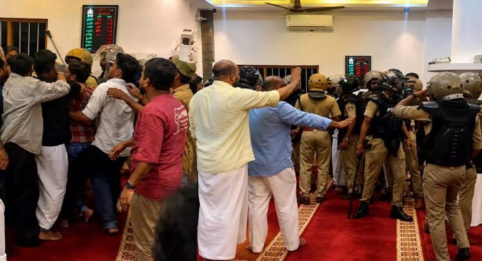 വടകര മാടാക്കര പള്ളിയിലെ പോലീസ് നടപടിയിൽ എസ്ഐക്കും പോലീസുകാർക്കും സ്ഥലംമാറ്റം വടകര മാടാക്കര പള്ളിയിലെ പോലീസ് നടപടിയിൽ എസ്ഐക്കും പോലീസുകാർക്കും സ്ഥലംമാറ്റം