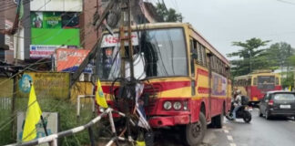അടൂര് വടക്കേടത്ത്കാവില് വാഹനാപകടം : കെ.എസ്.ആര്.റ്റി.സി സൂപ്പര് ഫാസ്റ്റ് ഇലക്ട്രിക് പോസ്റ്റില് ഇടിച്ചു