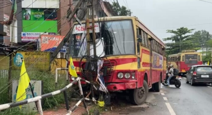 അടൂര് വടക്കേടത്ത്കാവില് വാഹനാപകടം : കെ.എസ്.ആര്.റ്റി.സി സൂപ്പര് ഫാസ്റ്റ് ഇലക്ട്രിക് പോസ്റ്റില് ഇടിച്ചു അടൂര് വടക്കേടത്ത്കാവില് വാഹനാപകടം : കെ.എസ്.ആര്.റ്റി.സി സൂപ്പര് ഫാസ്റ്റ് ഇലക്ട്രിക് പോസ്റ്റില് ഇടിച്ചു