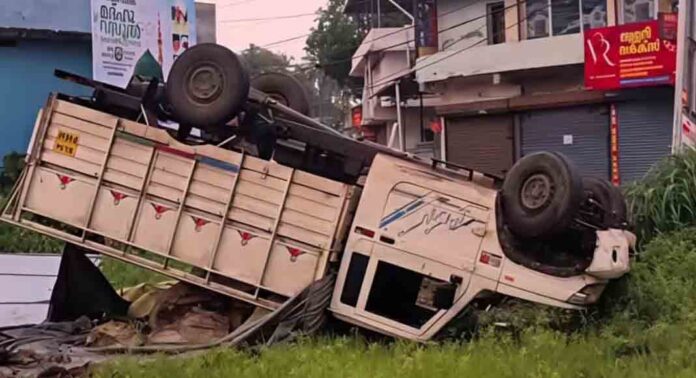 നിരോധിത പുകയില ഉല്പ്പന്നവുമായി വന്ന വാൻ മറിഞ്ഞു ; വണ്ടിയില് ഉണ്ടായിരുന്നവർ ചാക്കുകെട്ടുകൾ വലിച്ചെറിഞ്ഞ് ഓടിരക്ഷപെട്ടു നിരോധിത പുകയില ഉല്പ്പന്നവുമായി വന്ന വാൻ മറിഞ്ഞു ; വണ്ടിയില് ഉണ്ടായിരുന്നവർ ചാക്കുകെട്ടുകൾ വലിച്ചെറിഞ്ഞ് ഓടിരക്ഷപെട്ടു