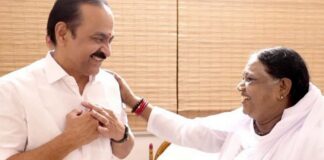 അമൃതാനന്ദമയിയുമായി കൂടിക്കാഴ്ച നടത്തി വി ഡി സതീശൻ